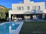 Casa 4 Dormitorios Amoblada en Alquiler en Los Alisos,...