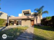 Casa 4 dormitorios con jardín y pileta Miraflores Funes...