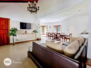 Casa 4 Dormitorios con jardín y pileta Profesional...