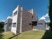 Casa 4 dormitorios, quincho, cochera, pileta y parque