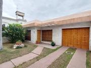 Casa 4 Dormitorios con Patio Grande y Garage Opcion...