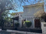 CASA 4 DORMITORIOS Y 4 BAÑOS TERRENO ESQ. 563m2 COCHERA...