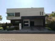 Casa, 4 recamaras, sala de cine, alberca propia, estudio...