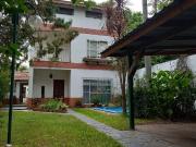 Se vende casa de 5 amb. con pileta en Villa Adelina