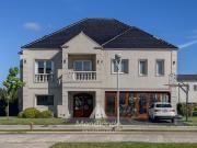 Casa 5 amb con piscina y cochera triple en Barrio...