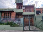 Casa 5 ambientes, cochera 3 autos, jardín y quincho. vent a