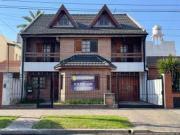 Casa 5 ambientes con cochera, fondo libre con pileta y...