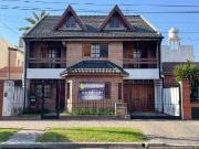 Casa 5 ambientes con cochera, fondo libre con pileta y...