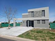 CASA 5 AMBIENTES CON COCHERA, PARRILLA, PILETA, AZOTEA Y...