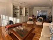 Casa 5 ambientes con dependencia y escritorio en venta...