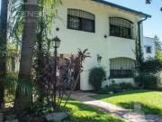 Casa 5 ambientes con jardín y piscina en venta Bernal centro
