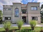 Casa 5 ambientes con piscina en venta apta credito La...