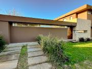 Casa 5 ambientes con piscina y Quincho en Acantilados