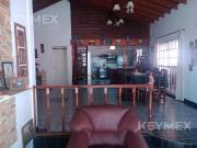 Casa 5 ambientes con quincho, parrilla y 3 cocheras. La...