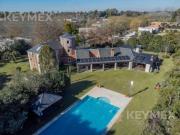 Venta, Casa 5 amb, con pileta, en Barrio Privado Lomas...