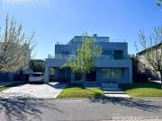 Casa 5 ambientes en Los Alisos Con Pileta