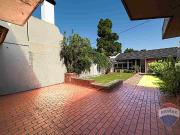 CASA 5 AMBIENTES EN VENTA CASTELAR JARDIN COCHERA