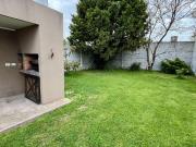 CASA 5 AMBIENTES EN VENTA EN BERNAL CON JARDIN