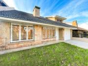 Casa 5 ambientes reciclada en Parque Luro