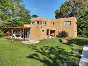 Casa 5 ambientes semiamoblada con piscina en alquiler...