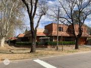 Casa 5 dormitorios, cochera doble Pellegrini 1500 Funes...