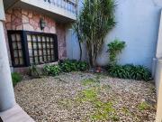 CASA 6 AMBIENTES, CON FONDO LIBRE PARQUIZADO, A MTS. AV....