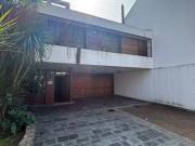 Casa 7 ambientes con piscina en Flores