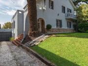 Casa 7 ambientes reciclada a nuevo con pileta en venta...