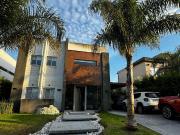 Casa 8 ambientes estilo moderno con pileta en venta...