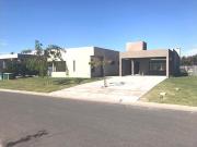 Casa a estrenar, 3 dormitorios, parque, cocheras. Exc