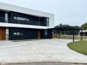 CASA A ESTRENAR 5 AMB. FRENTE A LA LAGUNA BARRIO PRIVADO...