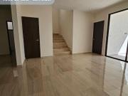 Casa a estrenar con amplios espacios y piscina, en...