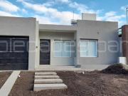 CASA A ESTRENAR, CON PILETA, FRENTE AL SEMINARIO