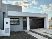 CASA A ESTRENAR DE CATEGORIA PISCINA