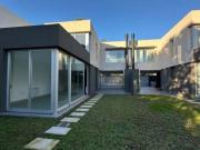 Casa a estrenar de tres dormitorios, con jardin, pileta...