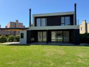 Casa a estrenar en Ayres Plaza