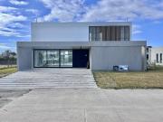 CASA A ESTRENAR EN LAGOS DE CANNING