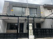 casa a estrenar en venta de 2 departamentos en la Cdla...