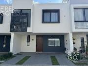 Casa a estrenar en venta en Coto Cerezo Valle Imperial,...