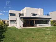 Casa a la laguna en venta. 4 dormitorios. Pileta. Barrio...