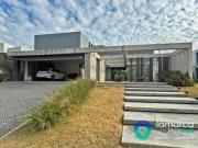 casa a la venta en Altos del Chateau minimalista y de...