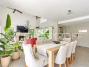 Casa a la venta en lote central arbolado, de estilo moderno