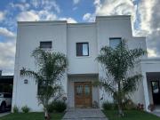 Casa a laguna en San Matías, excelente construcción....