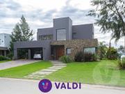 Casa a laguna en venta Barrio El Principado, Canning