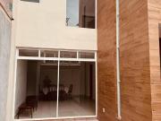 Casa a media calle del Estadio Nemesio Diez