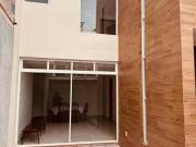 Casa a media calle del Estadio Nemesio Diez