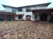 CASA A PASOS DEL COLEGIO SAN ANSELMO CHICUREO!