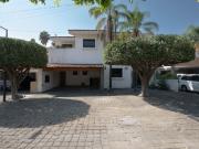 ¡CASA A PRECIO DE TERRENO DENTRO DE COTO CON EXCELENTE...