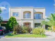 Casa en venta con fondo a pulmón verde Barrio La...