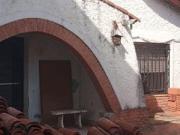 Casa a reciclar con 2 locales al frente sobre lote de 10...